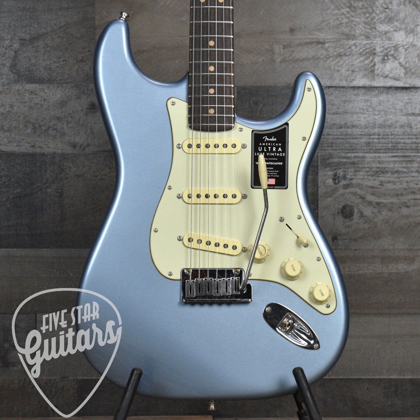 Fender American Ultra Luxe Vintage '60s Stratocaster - Ice Blue Metallic with Fender Deluxe Hardshell Case