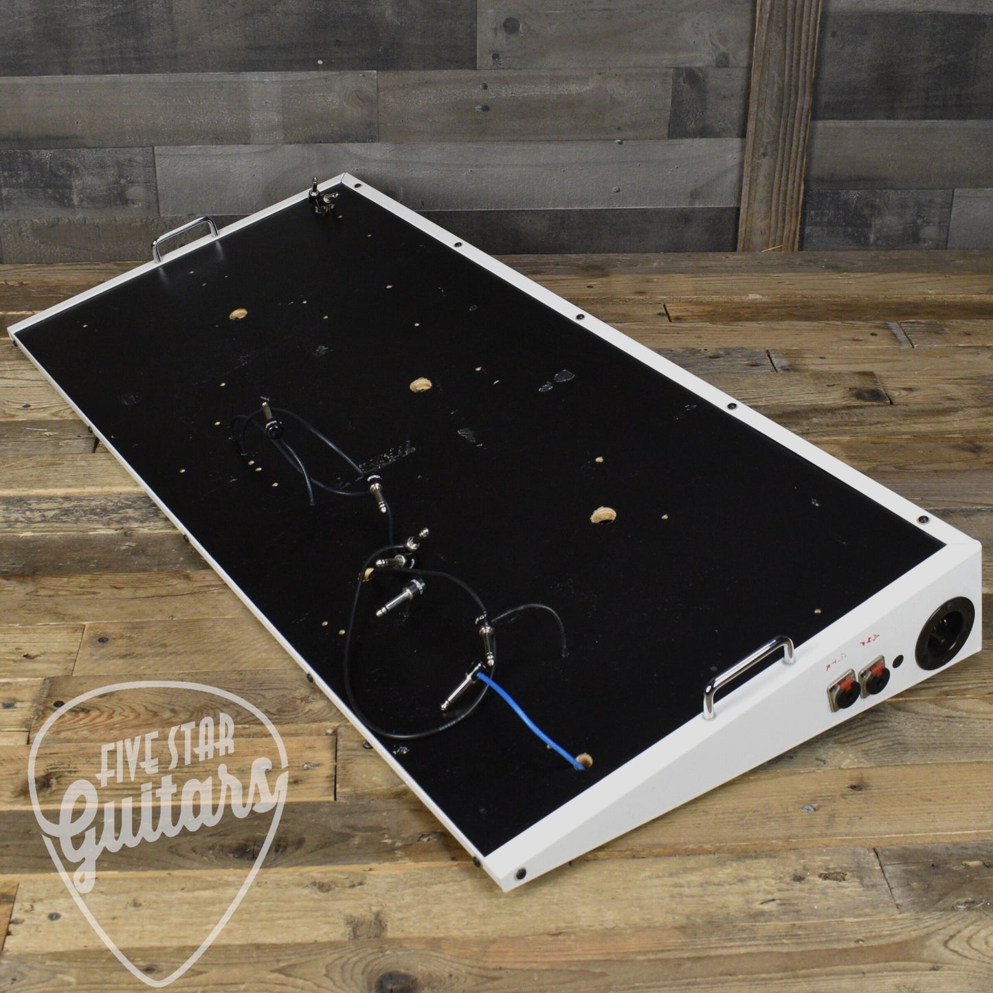 Pre-Owned Trailer Trash 40" X 18" Pedalboard with "X-Cord" to "Power Kit" and 6 George L's RA-RA Patch Cables