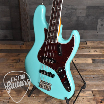 Fender American Vintage II 1966 Jazz Bass Rosewood Fingerboard Sea Foam Green with Case