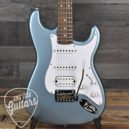 Squier Affinity Series Stratocaster Junior HSS Laurel Fingerboard White Pickguard - Ice Blue Metallic