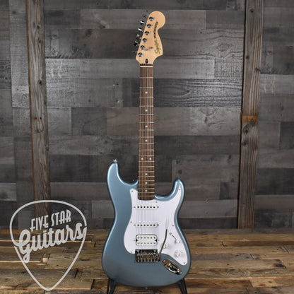 Squier Affinity Series Stratocaster Junior HSS Laurel Fingerboard White Pickguard - Ice Blue Metallic