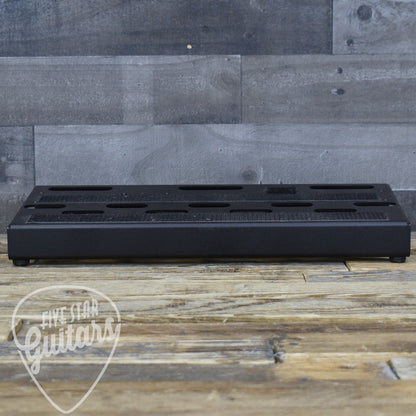 Pre-Owned VoodooLabs Dingbat Pedalboard with Case