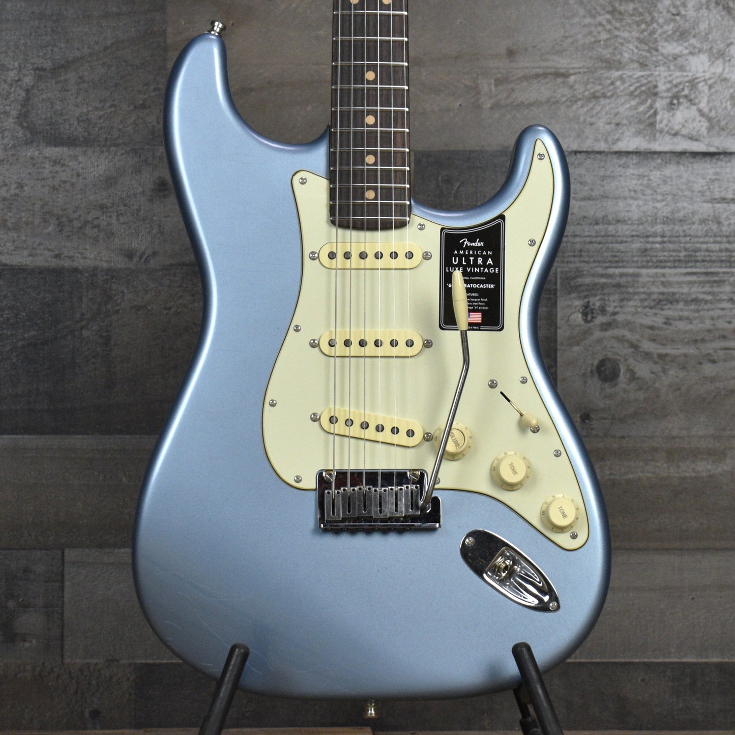 Fender American Ultra Luxe Vintage '60s Stratocaster - Ice Blue Metallic with Fender Deluxe Hardshell Case