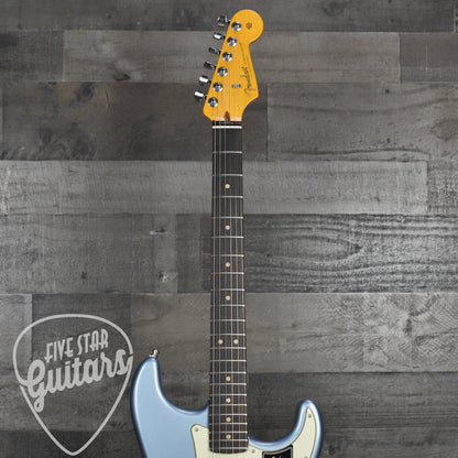 Fender American Ultra Luxe Vintage '60s Stratocaster - Ice Blue Metallic with Fender Deluxe Hardshell Case