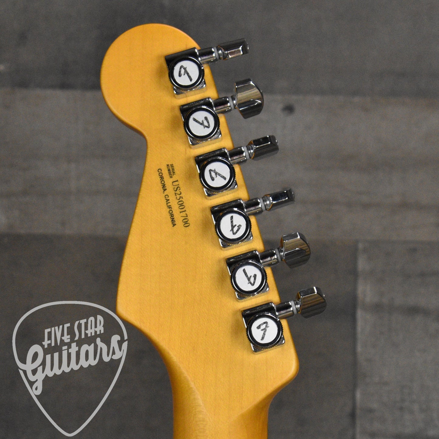 Fender American Ultra Luxe Vintage '60s Stratocaster - Ice Blue Metallic with Fender Deluxe Hardshell Case