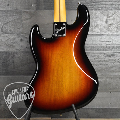 Fender American Professional Classic Jazz Bass Rosewood Fingerboard - 3-Color Sunburst with Deluxe Gig Bag