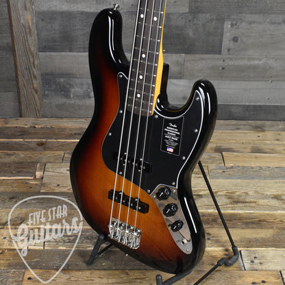Fender American Professional Classic Jazz Bass Rosewood Fingerboard - 3-Color Sunburst with Deluxe Gig Bag