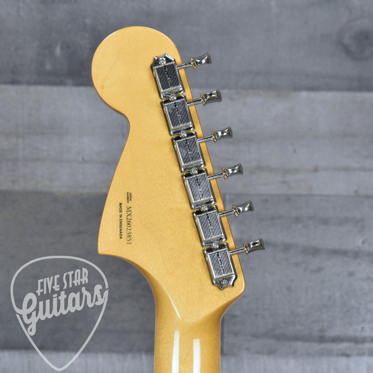 Fender Vintera  III Mid 60s Jaguar - Shell Pink with Gigbag