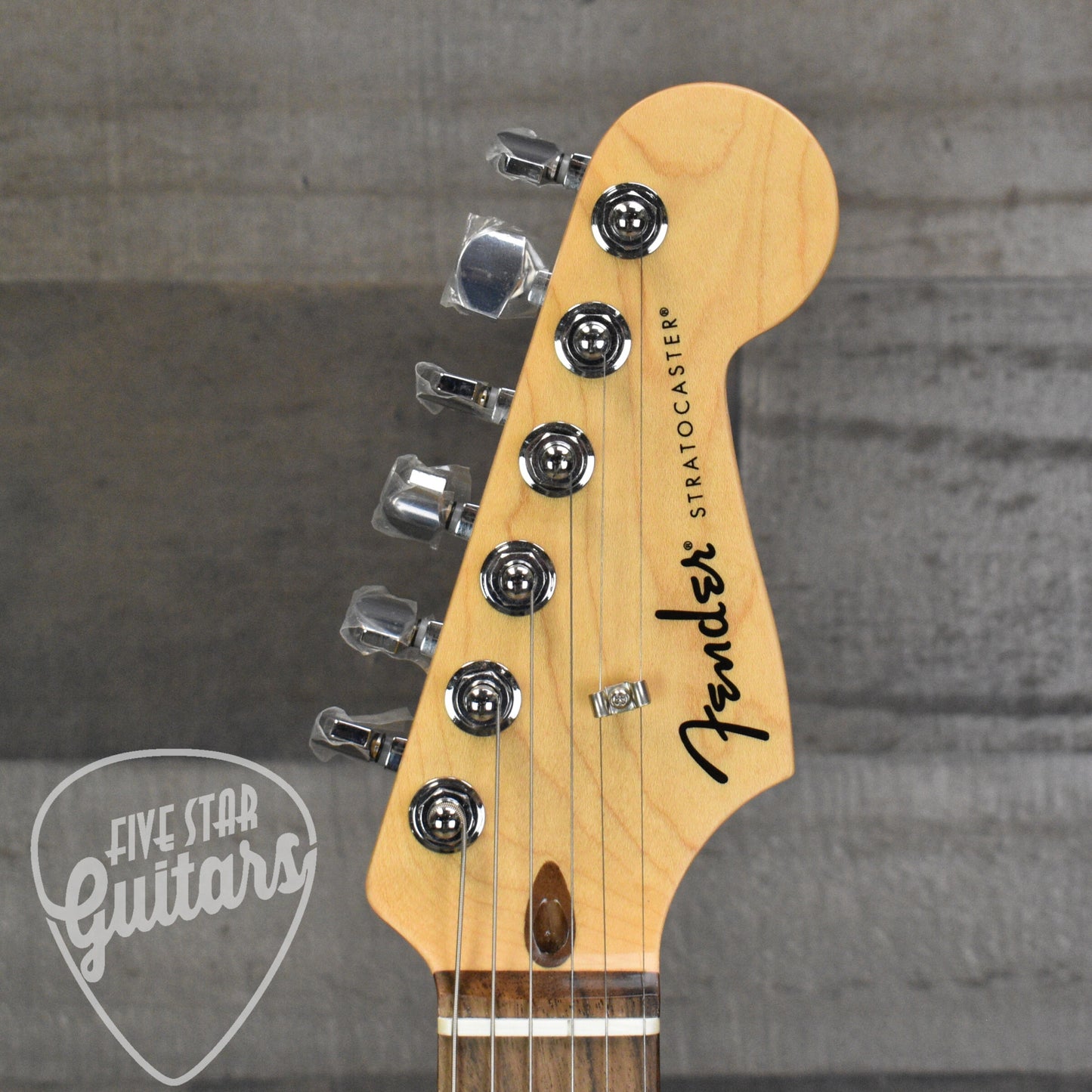 Fender Standard Stratocaster Laurel Fingerboard -  3-Color Sunburst