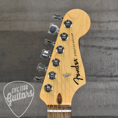 Fender Standard Stratocaster Laurel Fingerboard -  3-Color Sunburst