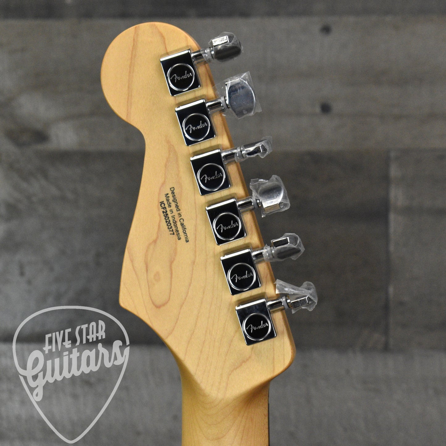 Fender Standard Stratocaster Laurel Fingerboard -  3-Color Sunburst