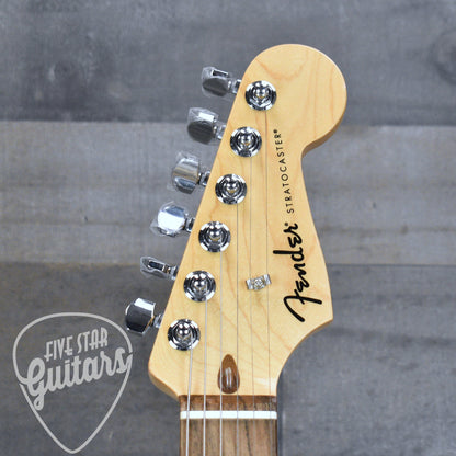 Fender Standard Stratocaster Laurel Fingerboard -  3-Color Sunburst