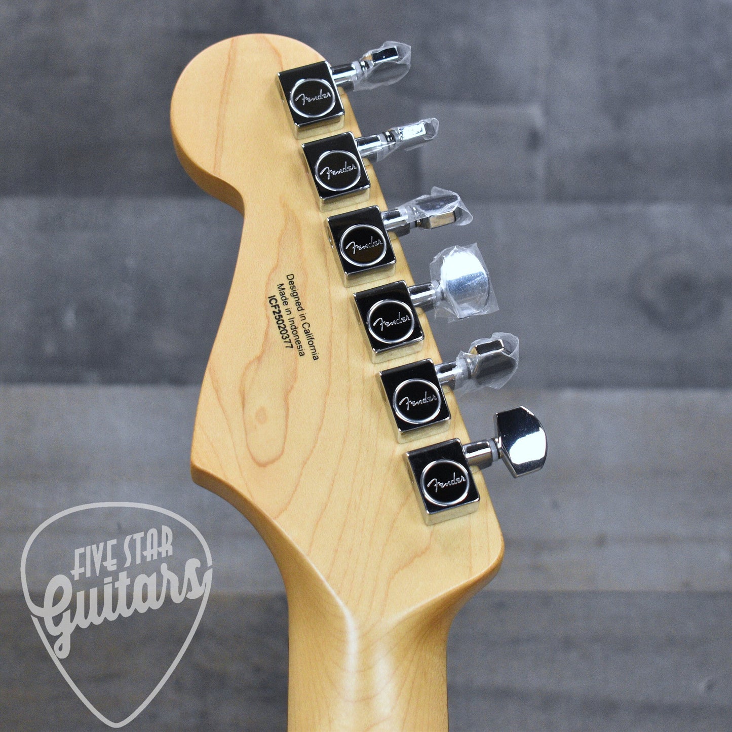Fender Standard Stratocaster Laurel Fingerboard -  3-Color Sunburst