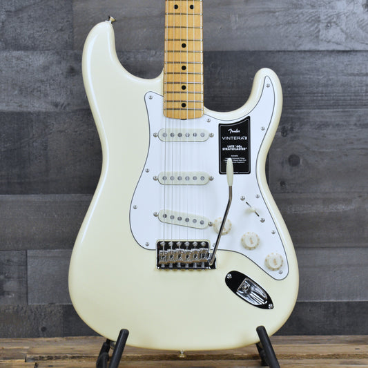 Fender Vintera III Late 60s Stratocaster - Olympic White with Gigbag