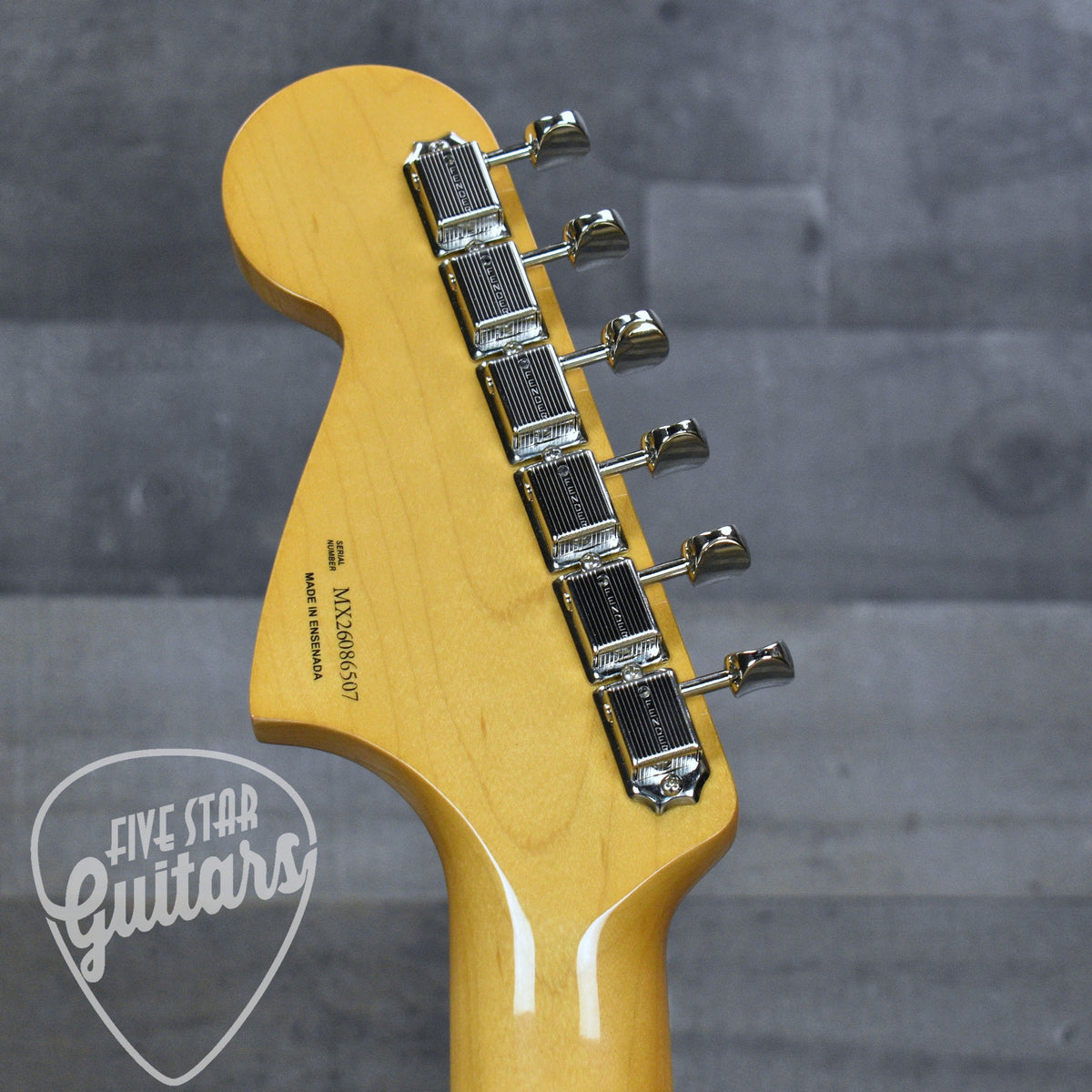 Fender Vintera  III Mid 60s Jaguar - Shell Pink with Gigbag