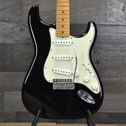 Fender Vintera II Road Worn '60s Stratocaster Maple Fingerboard - Black with Hardshell Case