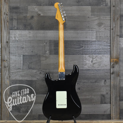 Fender Vintera II Road Worn '60s Stratocaster Maple Fingerboard - Black with Hardshell Case