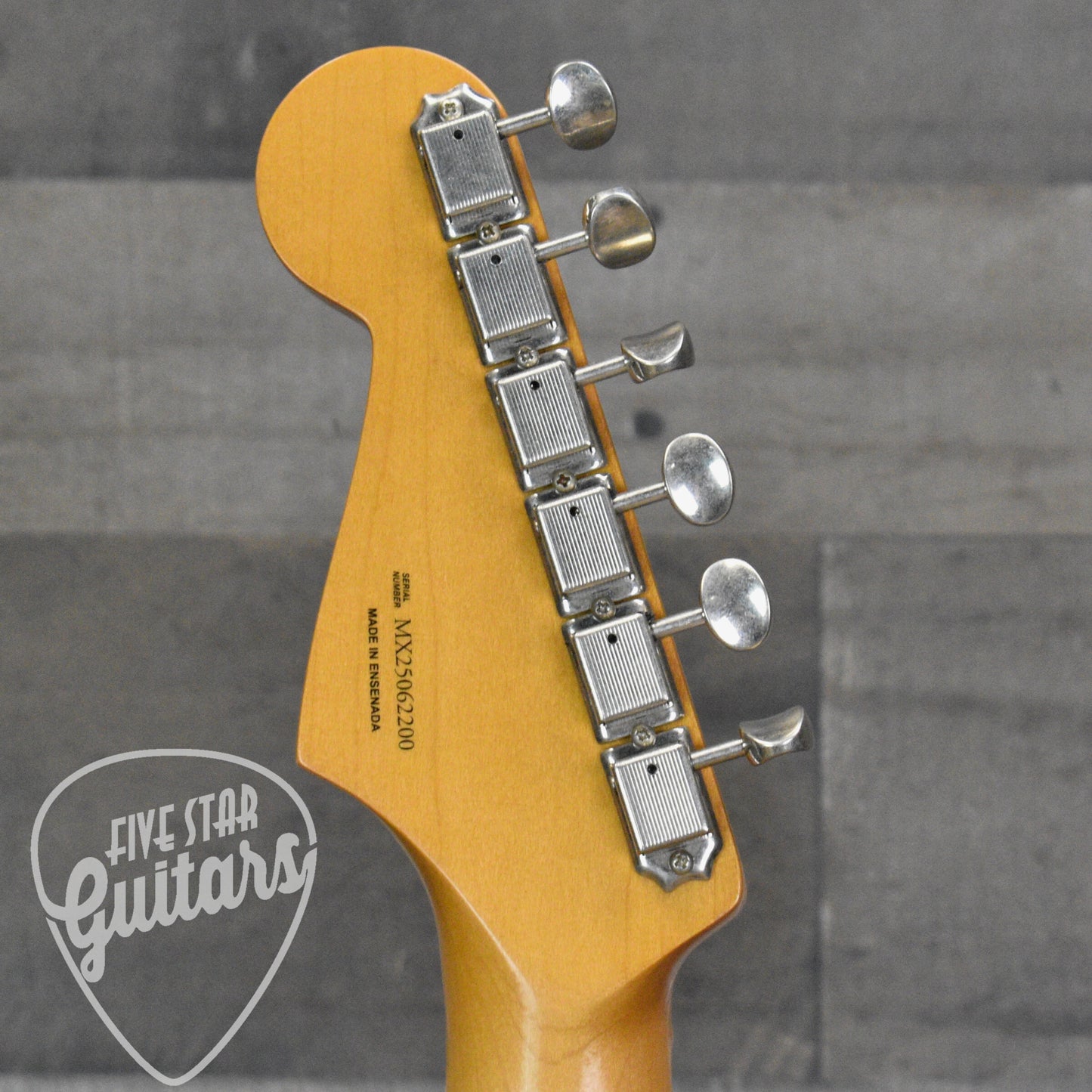 Fender Vintera II Road Worn '60s Stratocaster Maple Fingerboard - Black with Hardshell Case