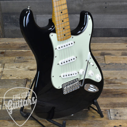 Fender Vintera II Road Worn '60s Stratocaster Maple Fingerboard - Black with Hardshell Case