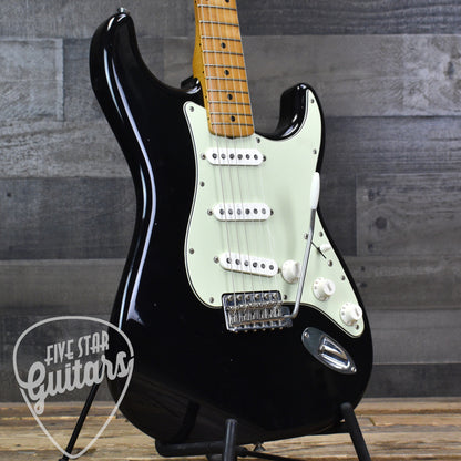 Fender Vintera II Road Worn '60s Stratocaster Maple Fingerboard - Black with Hardshell Case