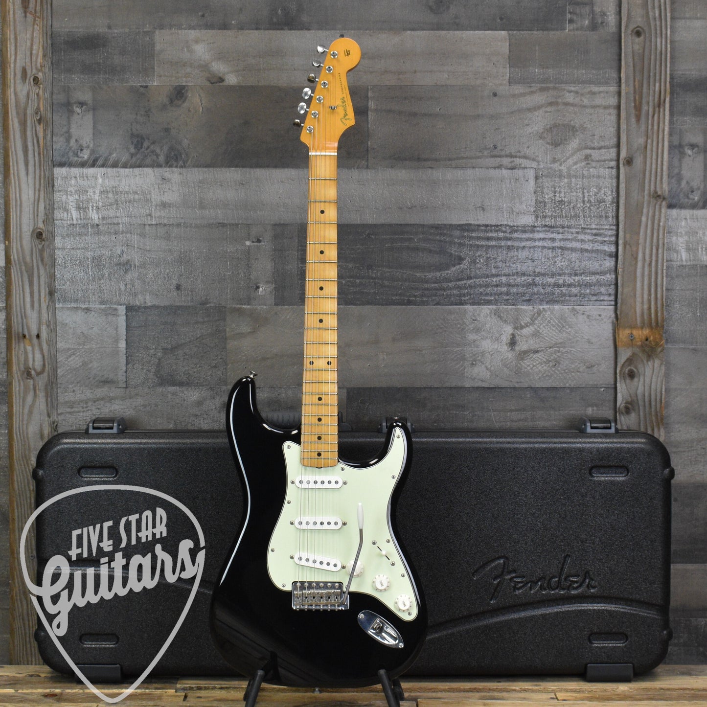 Fender Vintera II Road Worn '60s Stratocaster Maple Fingerboard - Black with Hardshell Case