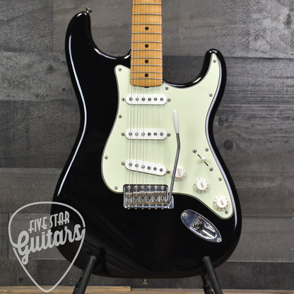 Fender Vintera II Road Worn '60s Stratocaster Maple Fingerboard - Black with Hardshell Case