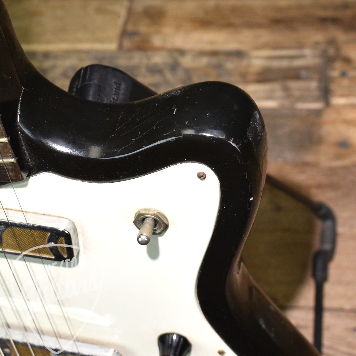 Pre-Owned 1965 Harmony Silhouette H15 - Sunburst with Chipboard Case