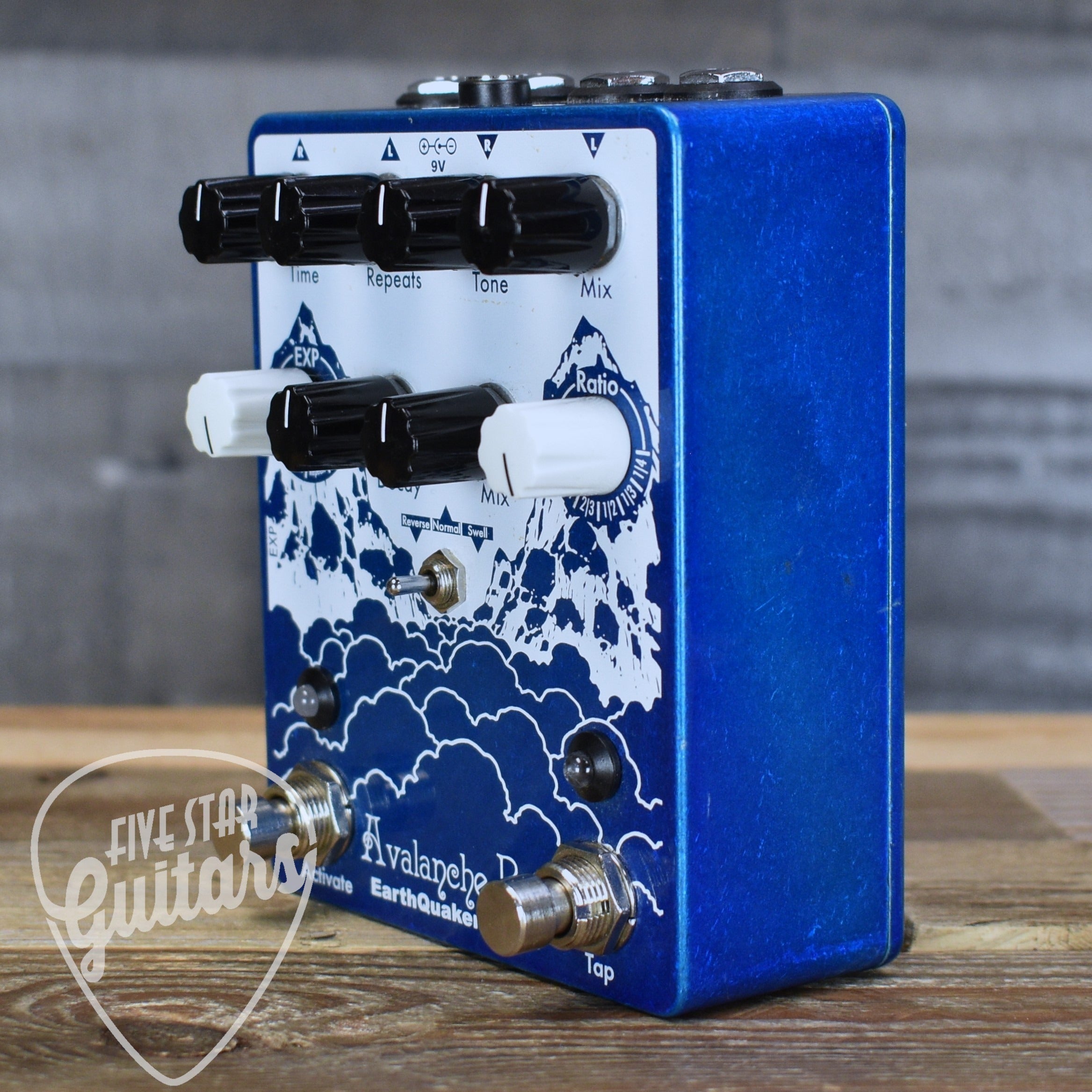 Pre-Owned Earthquaker Devices Avalanche Run – Five Star Guitars