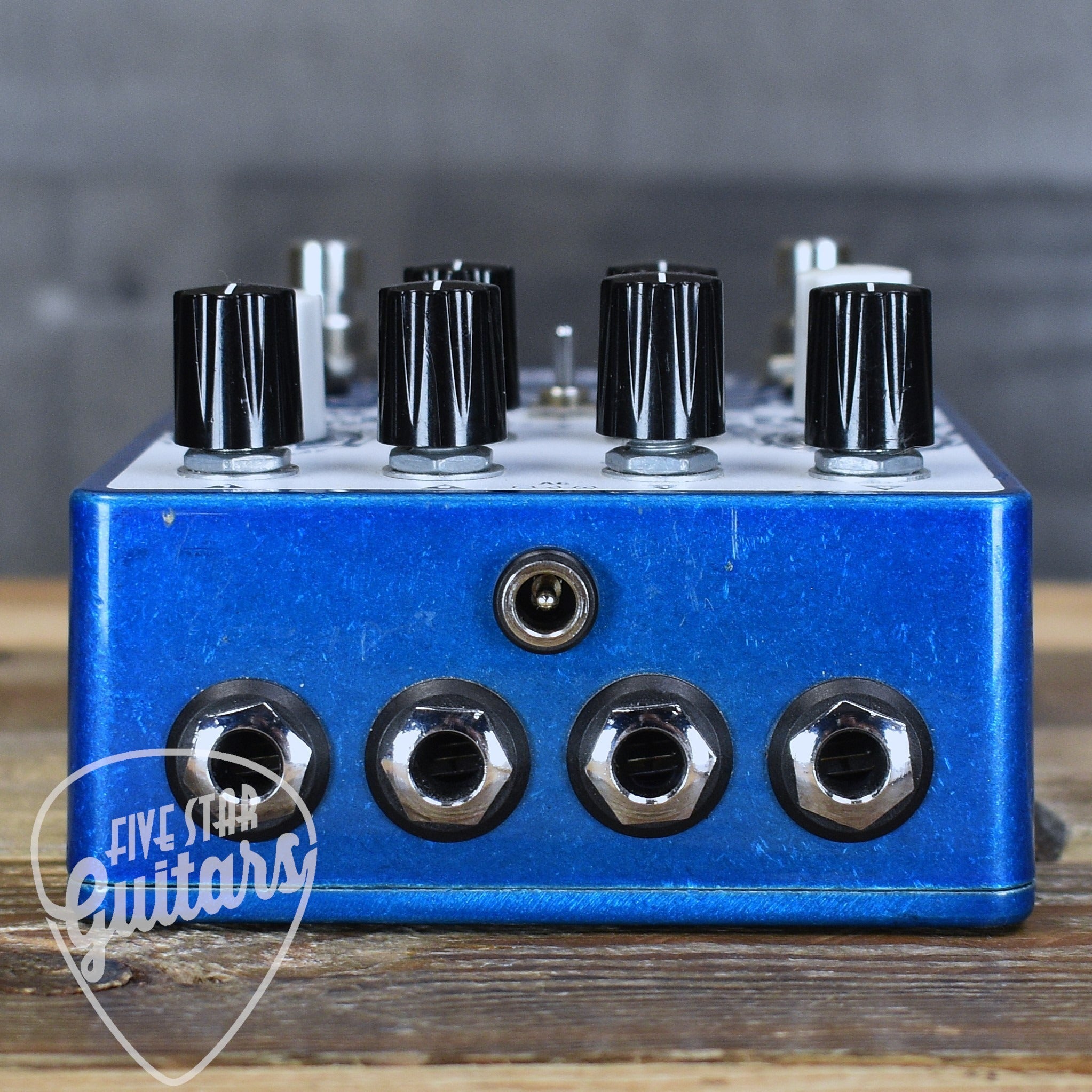 Pre-Owned Earthquaker Devices Avalanche Run – Five Star Guitars