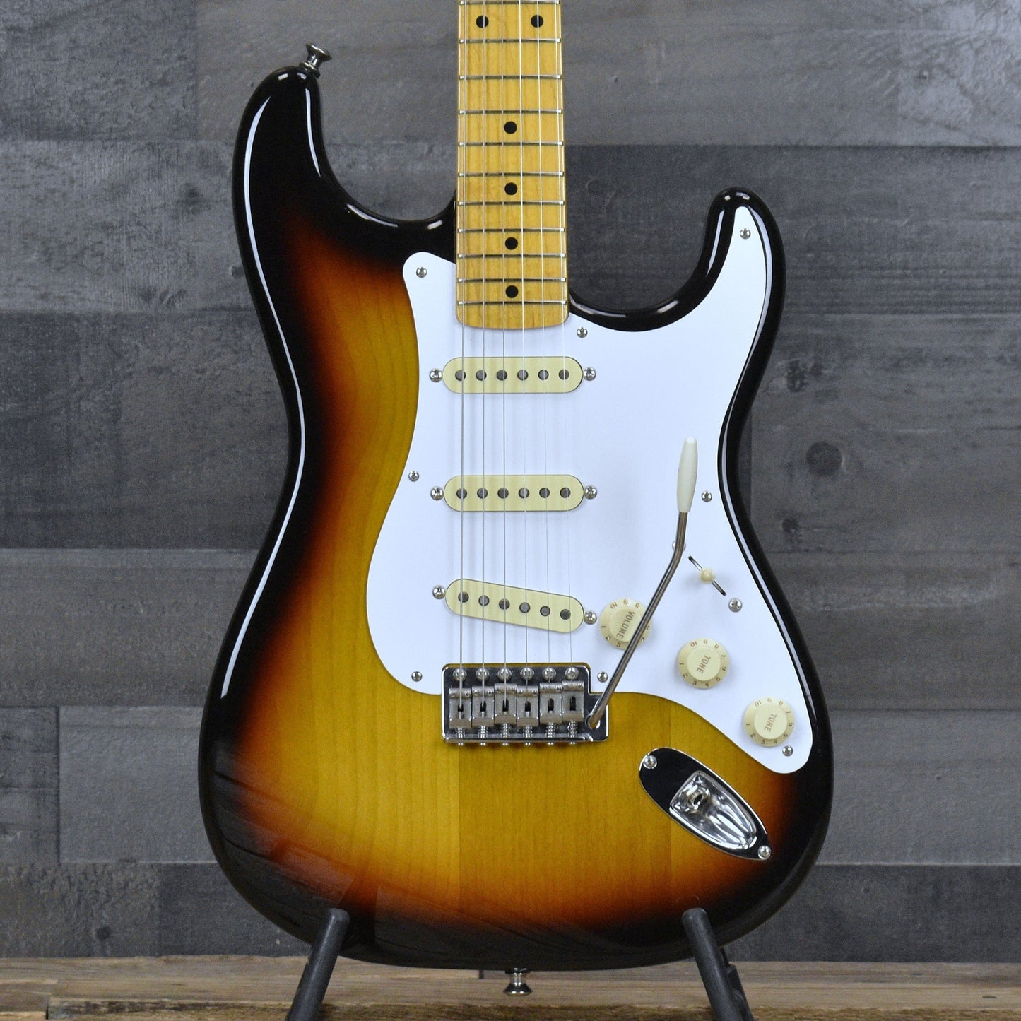 Pre-Owned Fender Stratocaster '58 Reissue - 3 Color Sunburst with Gigbag