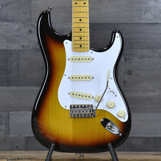 Pre-Owned Fender Stratocaster '58 Reissue - 3 Color Sunburst with Gigbag