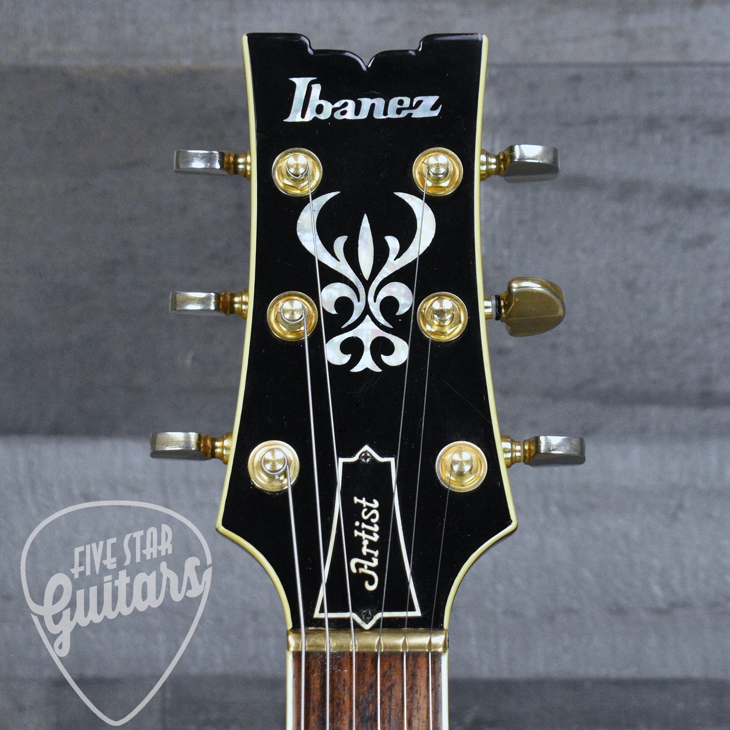 Pre-Owned Ibanez AR100 - Sunburst with Hardshell Case