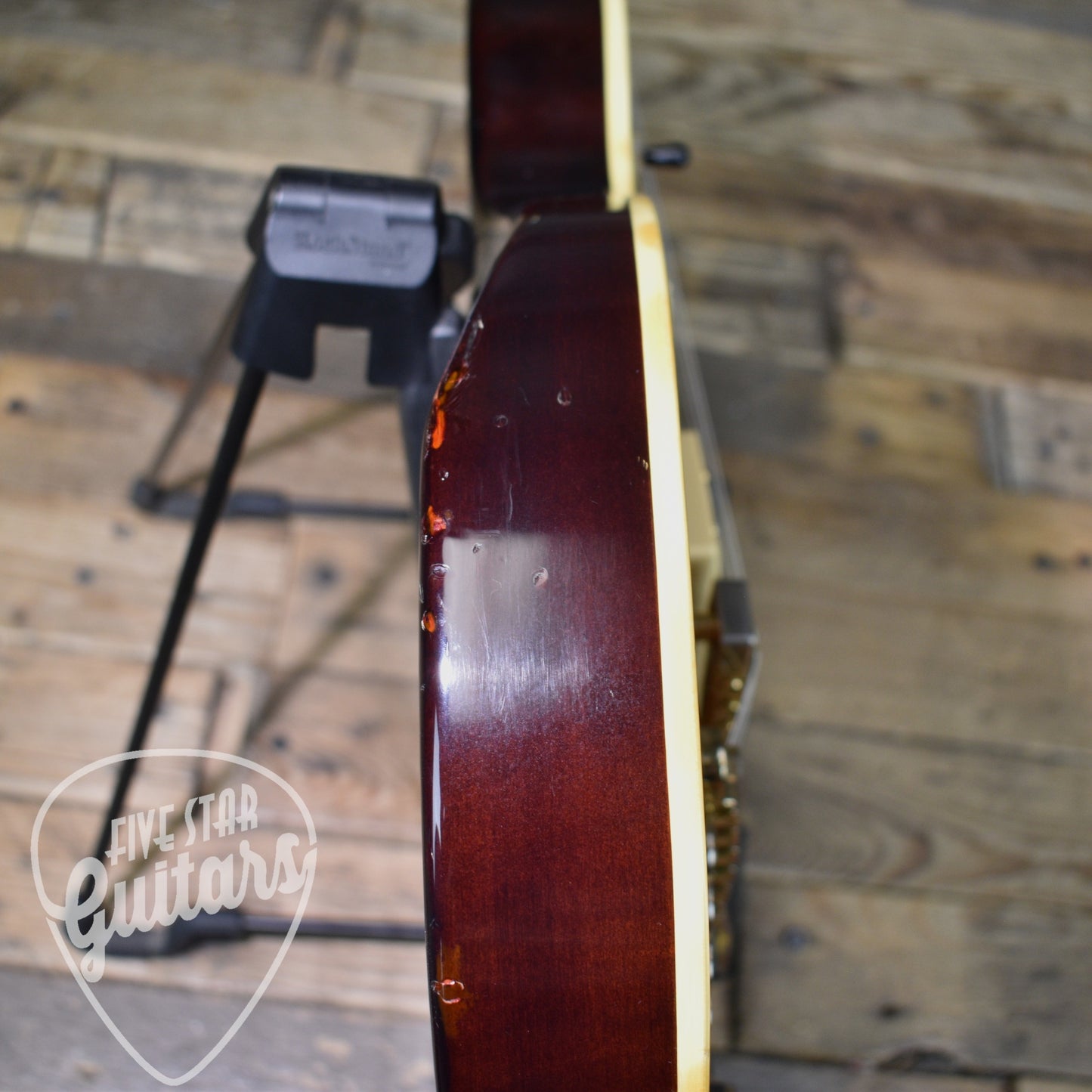 Pre-Owned Ibanez AR100 - Sunburst with Hardshell Case