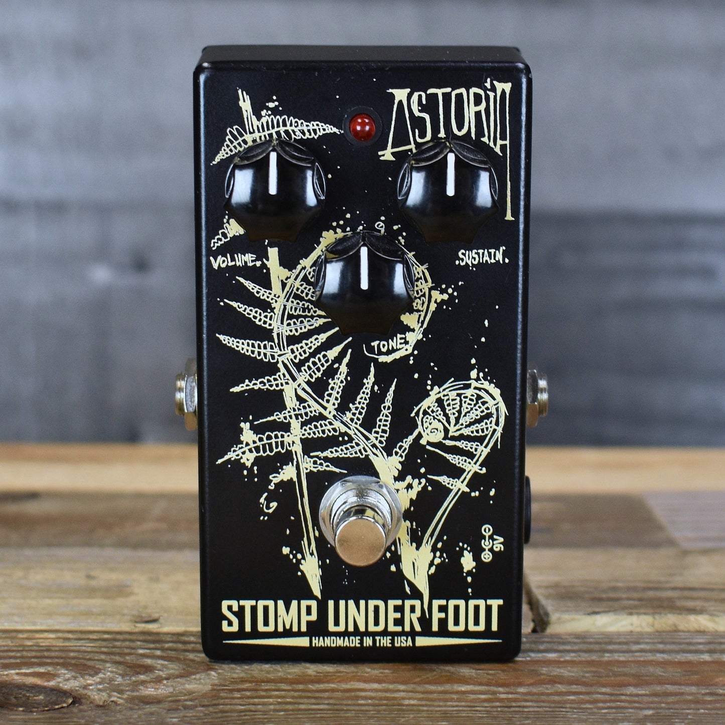 Pre-Owned Stomp Under Foot Astoria