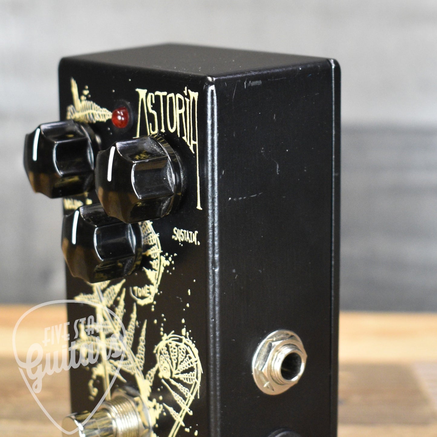Pre-Owned Stomp Under Foot Astoria