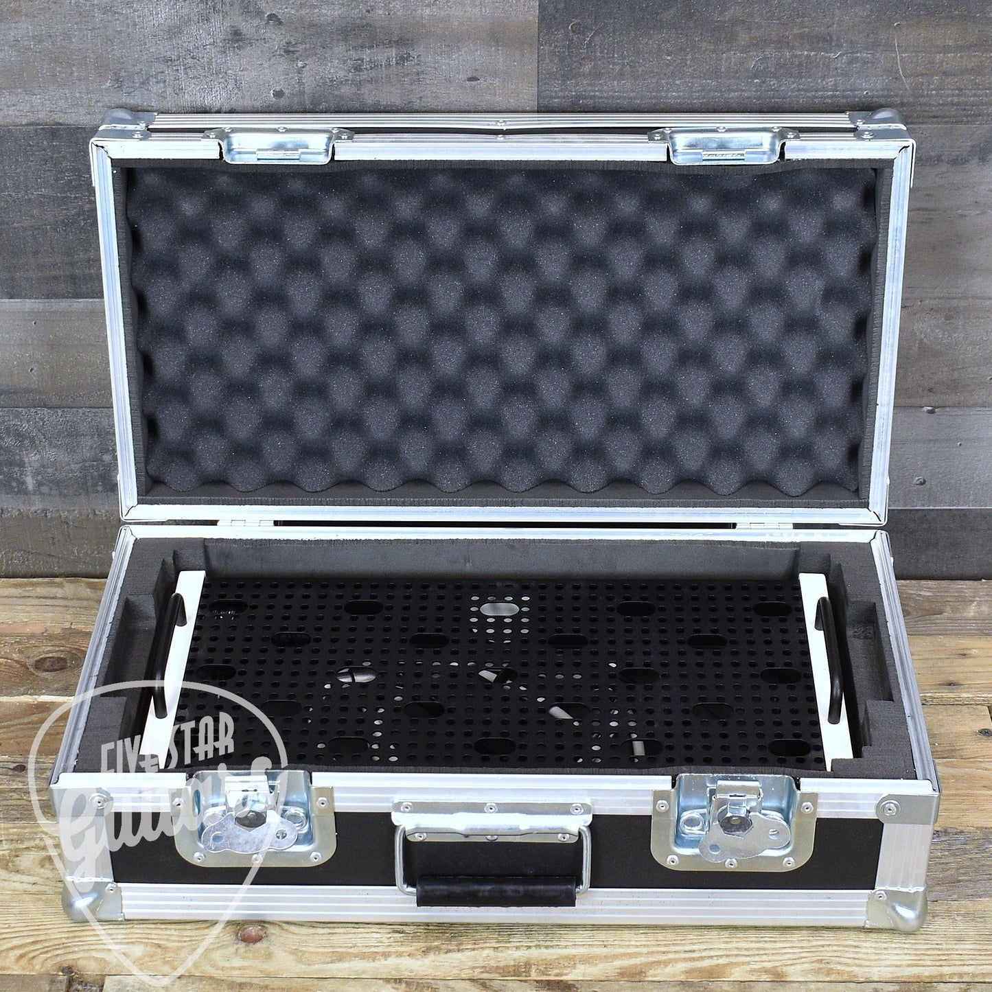 Pre-Owned Temple Audio Solo 18 Pedalboard with Temple Audio XLR MOD, Temple Audio 4X MOD and Flight Case