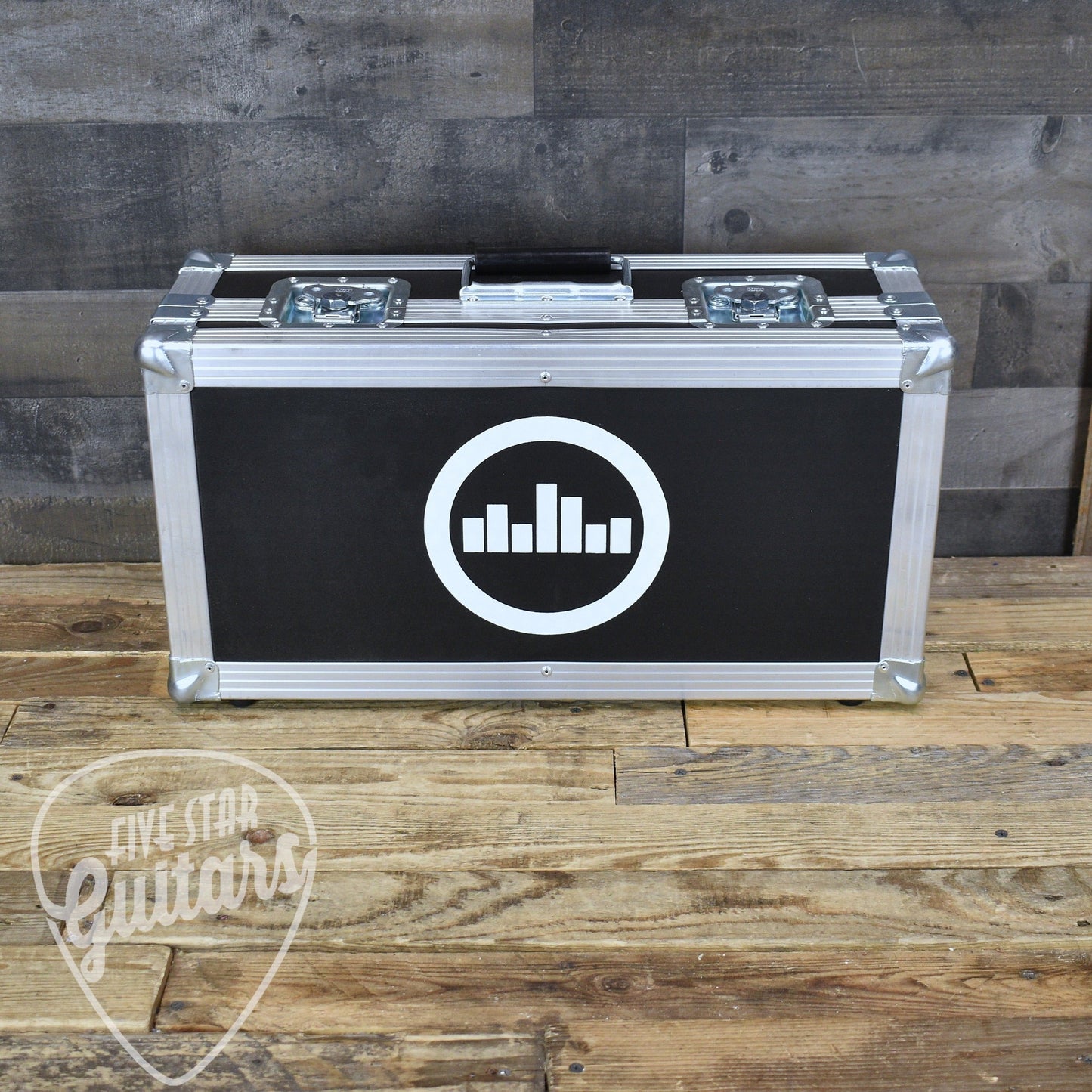 Pre-Owned Temple Audio Solo 18 Pedalboard with Temple Audio XLR MOD, Temple Audio 4X MOD and Flight Case
