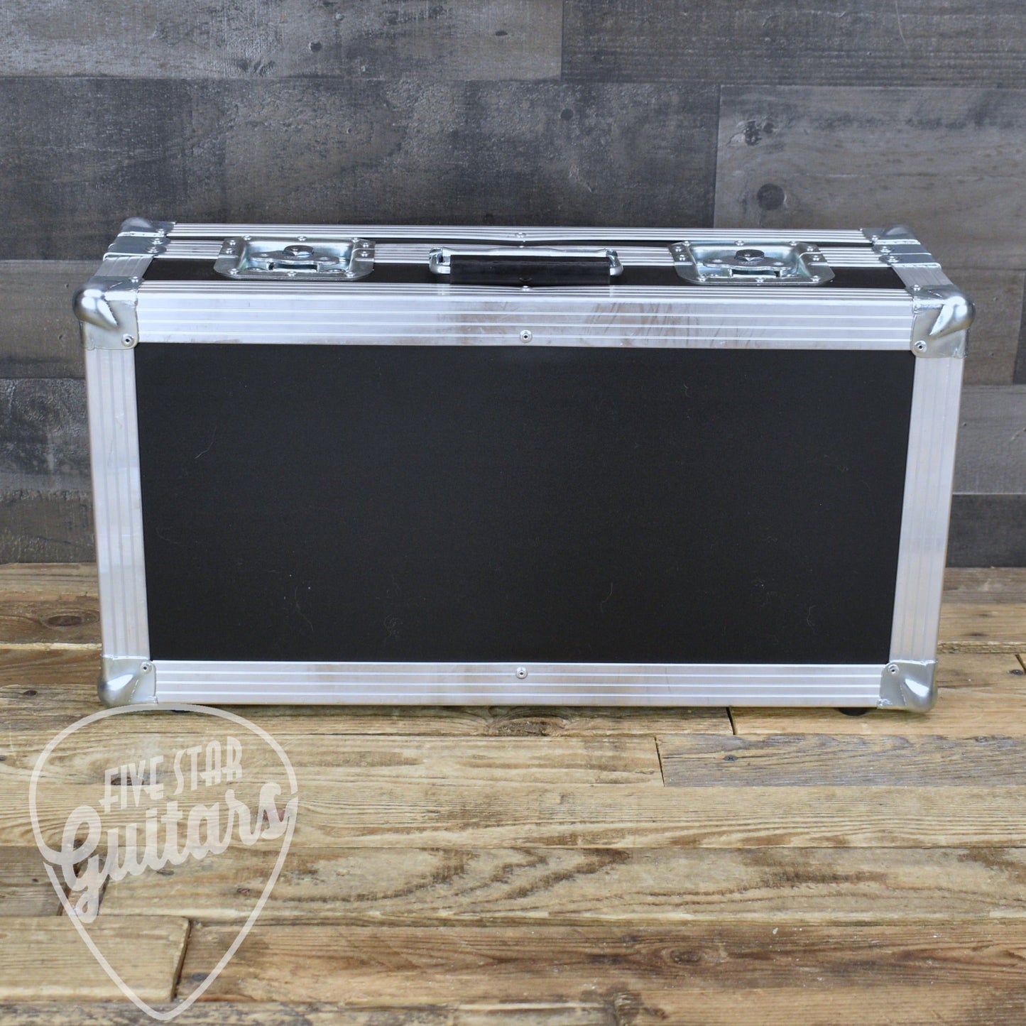 Pre-Owned Temple Audio Solo 18 Pedalboard with Temple Audio XLR MOD, Temple Audio 4X MOD and Flight Case