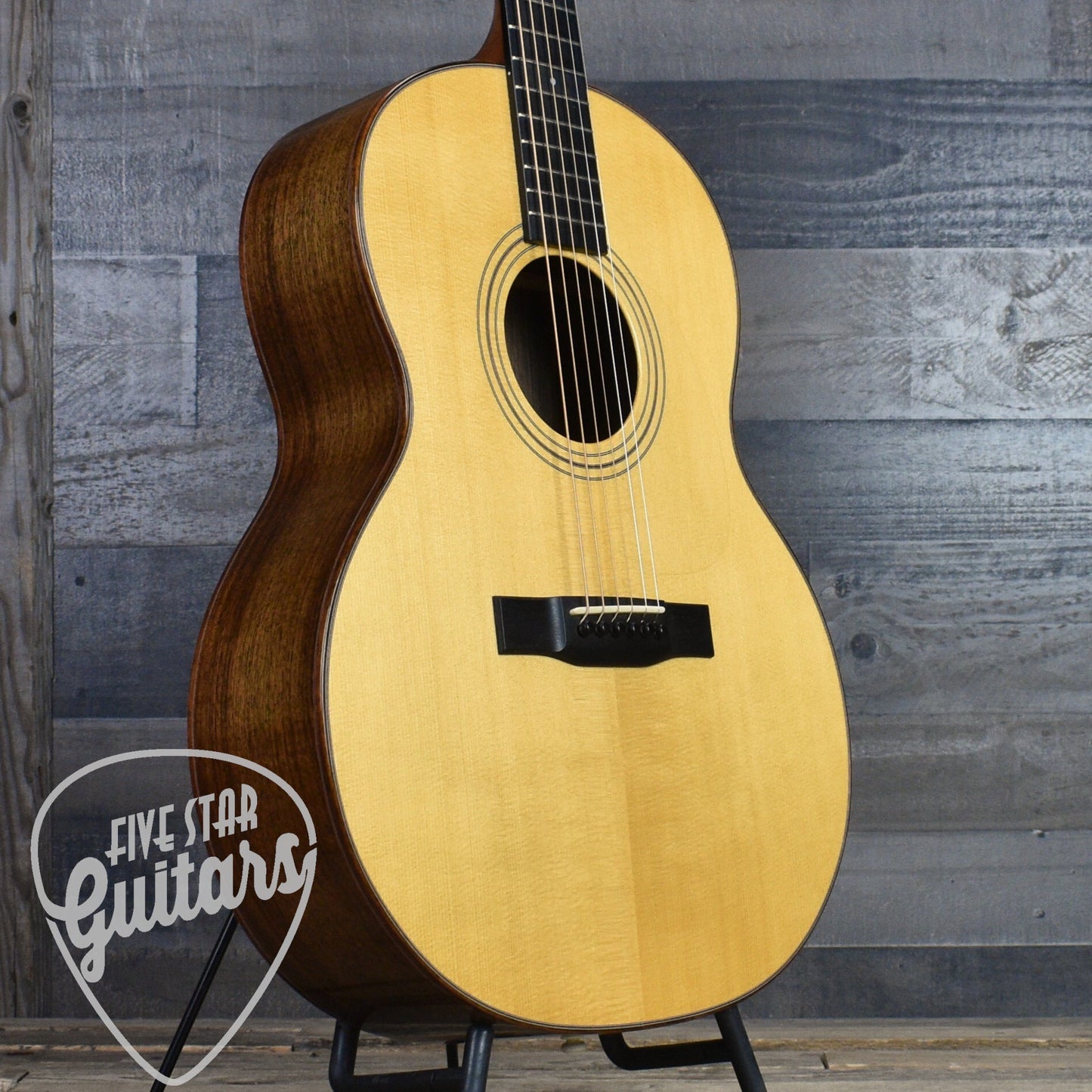 Pre-Owned Webber Roundbody with Hard Shell Case