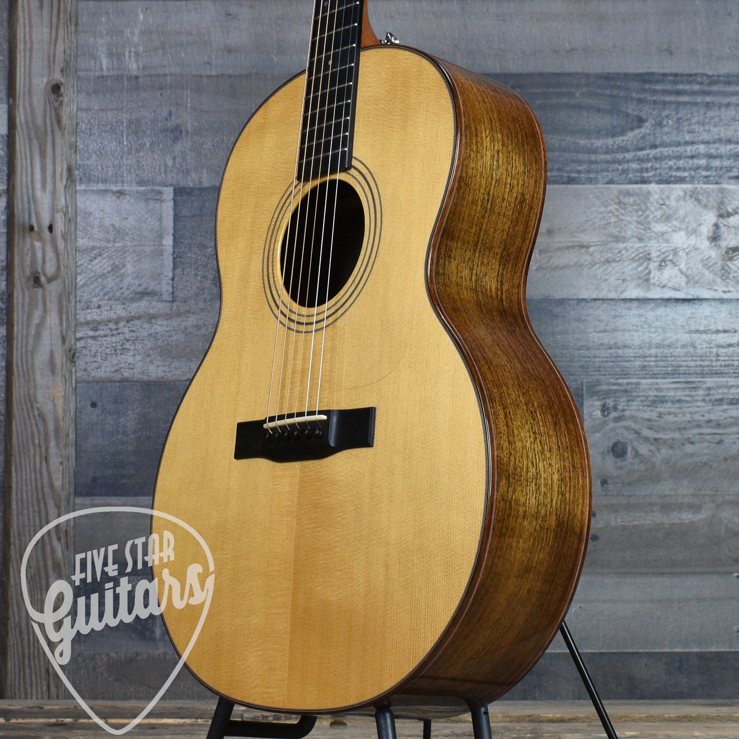 Pre-Owned Webber Roundbody with Hard Shell Case