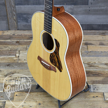 Taylor Gold Label 517e Dreadnought Acoustic Guitar - Gloss Natural Finish with Hardshell Case