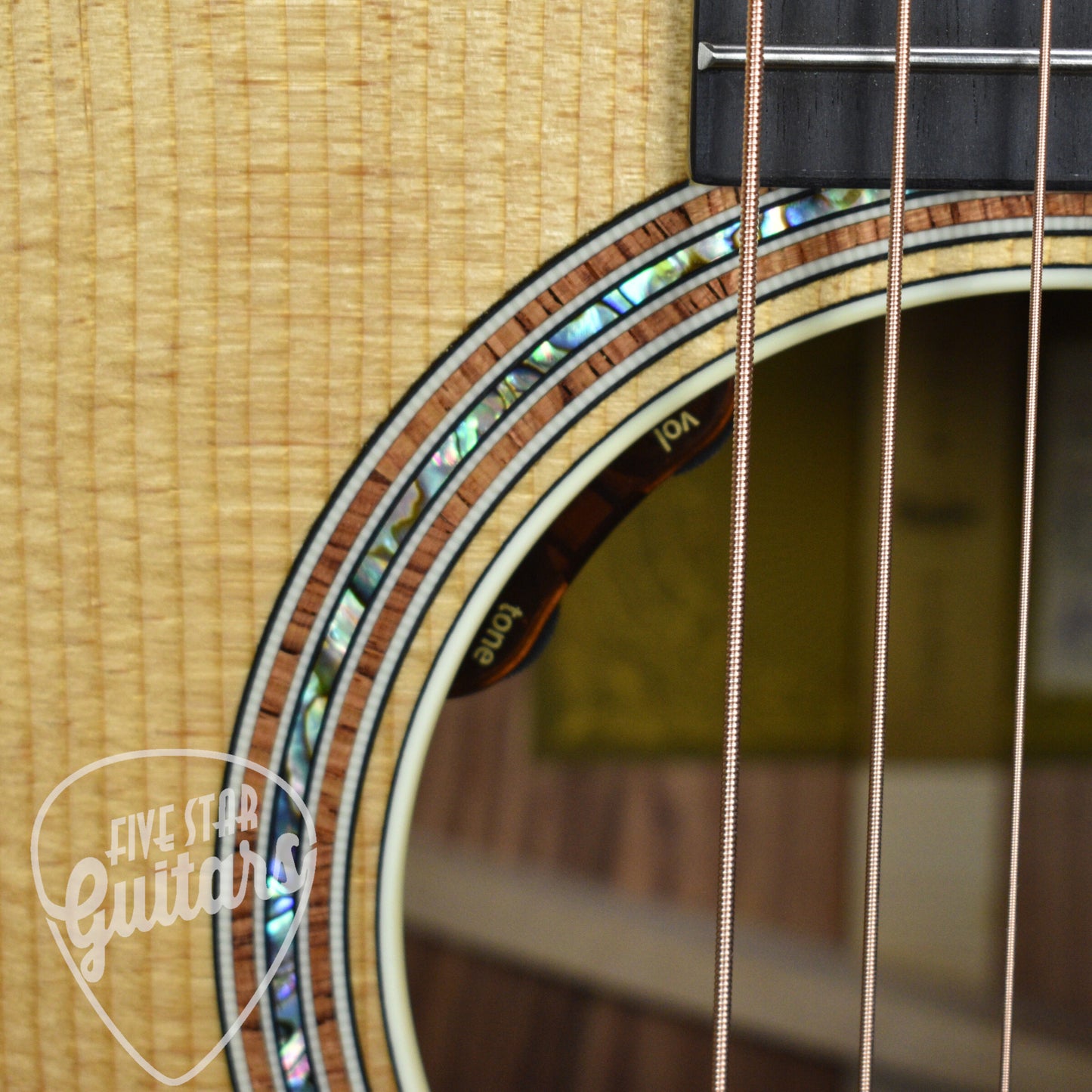 Taylor Gold Label 814e - Natural with Hardshell Case